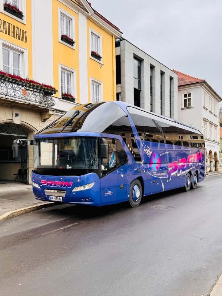 Christians blauer Neoplan Starliner Speedy